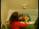 Bebeğe Banyo nasıl:'s Cradle Kap\Bir Bebek İle Başa çıkmak İçin Nasıl  Resim 4