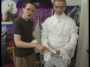 Mumya Cadılar Bayramı İçin Bir Kostüm Yapmak İçin Nasıl : Bir Mumya Kostüm İçin Ellerini Sarmak İçin Nasıl  Resim 4