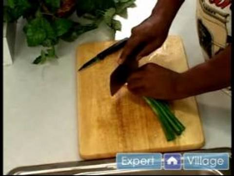 Karidesli Makarna Salatası Yapmak İçin Nasıl : Karidesli Makarna Salatası İçin Yeşil Soğan Doğrayın 