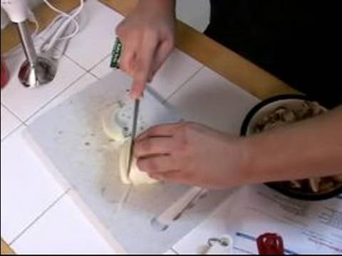 Nasıl Kremalı Mantar Çorbası Yapmak: Kremalı Mantar Çorbası Tarifi İçin Soğan Doğrayın Resim 1