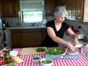 Geleneksel İtalyan Yemek Tarifleri : Geleneksel İtalyan Roka Salatası İçin Kuşkonmaz Kesim 