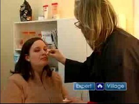Nasıl Göz Makyaj Uygulamak İçin: Toz Kaplama Foundation Kullanarak: Nasıl Göz Makyaj Uygulamak İçin