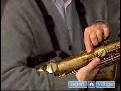 Tenor Saksafon Çalmak Nasıl: Tenor Saksofon Bir Koşum Takımı İle Tutmak Nasıl
