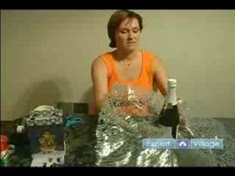 Bir Hediye Paketi Nasıl Yapılır : Bir Şarap Şişesi Hediye Paketi Nasıl  Resim 1