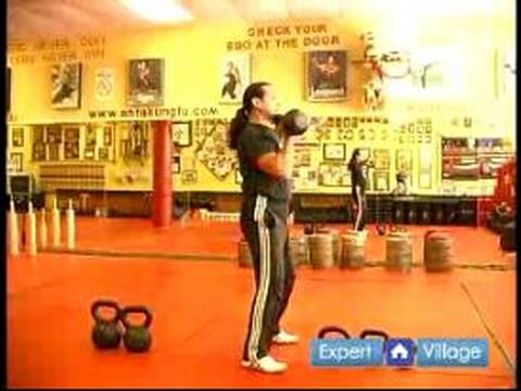 Kettlebell Eğitim Çalışmaları: Kettlebell Dövüş Sanatları Güç İçin Temiz Ve Egzersiz Tuşuna Basın Resim 1