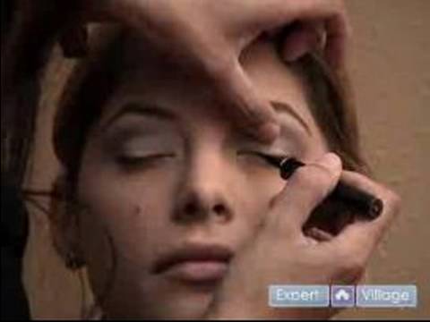 Nasıl Eyeliner : Üst Göz Kapağında Sıvı Göz Kalemi Uygulayarak 