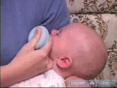 Nasıl Banyo, Değişiklik Ve Bir Bebek Besleme: Nasıl Bir Ampul Enayi (Veya Aspiratör) Mukus Kaldırmak İçin Kullanılır Resim 1