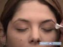 Nasıl Makyaj Lekeleri Gizlemek İçin Kullanılır : Yüzünde Aşırı Makyaj Kaldırmak İçin Bir Fırça Kullanarak  Resim 4