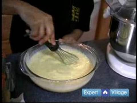 Nasıl Peynirli Börek Yapmak: Yumurta, Şeker Ve Süt Peynirli Börek Yapmak Karıştırma