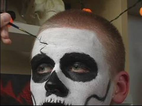 Kafatası Cadılar Bayramı Makyaj: Kafatası Çatlaklar İçin Halloween Makyaj Çizmek İçin Nasıl
