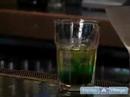 Video Barmenlik Kılavuzu: Chelsea Piers Kokteyl (Yeşil) Tarifi - Bourbon İçecekler Resim 3