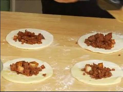Chorizo Ve Patates Meksika Yemeği Pişirmek İçin Nasıl : Enchilada Çevreler Yumurta Yıkamak İçin Nasıl  Resim 1