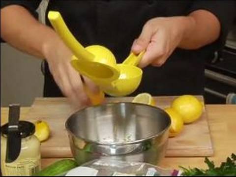 İtalyan Panzanella Salatası Yapmak Nasıl : İtalyan Panzanella Salata Sosu İçin Limon Suyu Nasıl Yapılır 