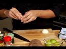 Nasıl Beef Picadillo Yapmak Biber Dolması: Nasıl Beef Picadillo Poblano Biber İçin Soğan Kesmek İçin