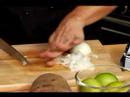 Nasıl Beef Picadillo Yapmak Biber Dolması: Nasıl Beef Picadillo Poblano Biber İçin Soğan Kesmek İçin Resim 3