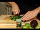 Tavuk Tortilla Çorbası Tarifi : Brokoli Çorbası İçin Kişniş Doğrayın  Resim 3
