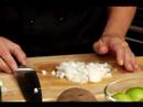 Nasıl Beef Picadillo Yapmak Biber Dolması: Nasıl Beef Picadillo Poblano Biber İçin Soğan Kesmek İçin Resim 4