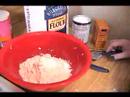 Ev Yapımı Muz Ekmeği Tarifi : Muzlu Ekmek İçin Kuru Malzemeleri Karıştırın  Resim 3