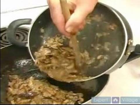 Brandied Mantar Soslu Biftek Pişirme: Mantar Sosu Malzemeyi Birleştirmek