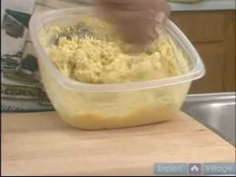 Creole Patates Salatası Tarifi Talimatları: Yumurta Creole Patates Salatası İçin Ekleyin.