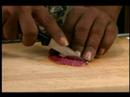 Creole Patates Salatası Tarifi Talimatları: Kırmızı Soğan Creole Patates Salatası İçin Kesmek.