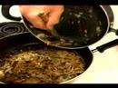 Brandied Mantar Soslu Biftek Pişirme: Mantar Sosu Malzemeyi Birleştirmek Resim 3