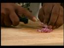 Creole Patates Salatası Tarifi Talimatları: Kırmızı Soğan Creole Patates Salatası İçin Kesmek. Resim 3
