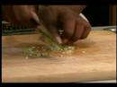 Creole Patates Salatası Tarifi Talimatları: Chop Yeşil Soğan Creole Patates Salatası İçin Resim 4