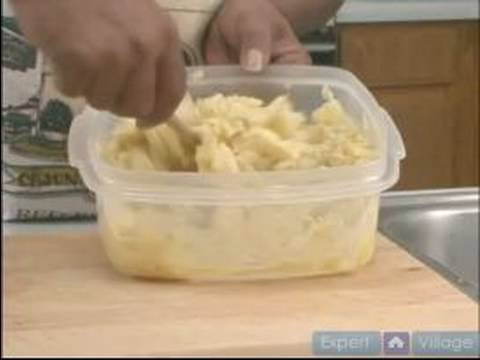 Geleneksel Patates Salatası Tarifi: Patates Patates Salatası İçin Ekleyin.