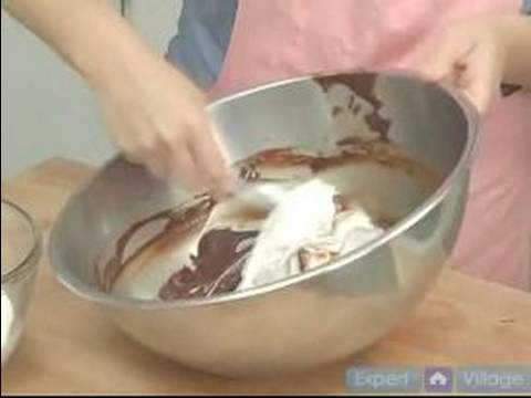 Çikolatalı Mus Nasıl Yapılır : Çikolata Kreması İçin Yumurta Akı Katlanır 