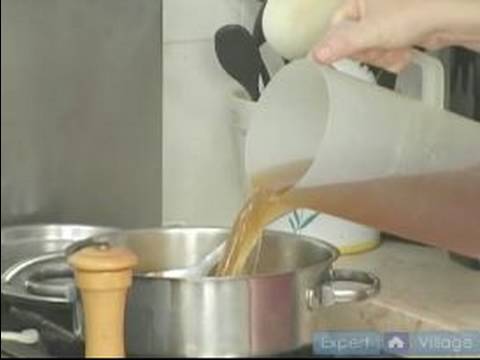 Fransız Soğan Çorbası Nasıl Yapılır : Fransız Soğan Çorbası Soğan Suyu Ekleyin 