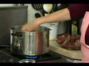 Nasıl Fransız Soğan Çorbası Yapmak İçin : Fransız Soğan Çorbası, Et Suyu, Et Ve Soğan Ekleyin 