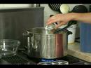 Nasıl Fransız Soğan Çorbası Yapmak İçin : Fransız Soğan Çorbası Et Suyu İçin Su Ve Sebzeler Ekleyin  Resim 3