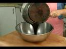Nasıl Çikolatalı Mousse Yapmak İçin : Çikolata Kreması İçin Yumurta Sarısı Ekleyerek  Resim 4