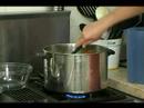 Nasıl Fransız Soğan Çorbası Yapmak İçin : Fransız Soğan Çorbası Et Suyu İçin Su Ve Sebzeler Ekleyin  Resim 4
