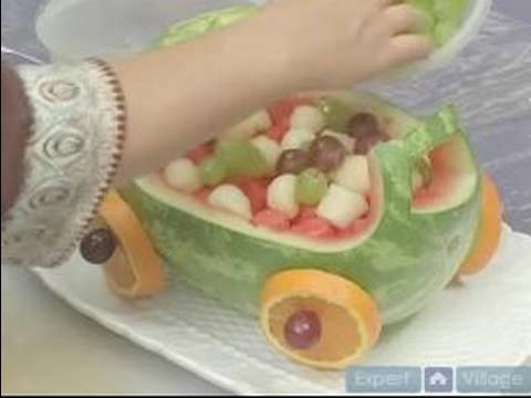 Nasıl Meyve Centerpieces Carve İçin: Bebek Bebek Arabası Centerpiece Meyve İle Doldurma Resim 1