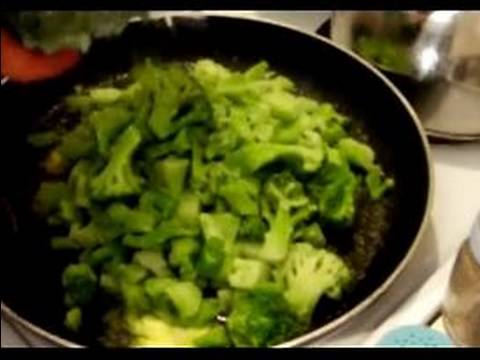 Kolay Brokoli Ve Pirinç Güveç Tarifi: Brokoli Brokoli Ve Pirinç Güveci İçin Hazırlanıyor