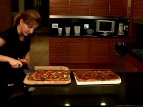 Evde Bir Kız Gece İçin Yemek: Bir Kız Gece İçin Ev Yapımı Pizza Kesme