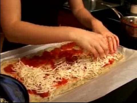 Evde Bir Kız Gece İçin Yemek: Bir Kız Gece İçin Margarita Pizza Yapma Resim 1