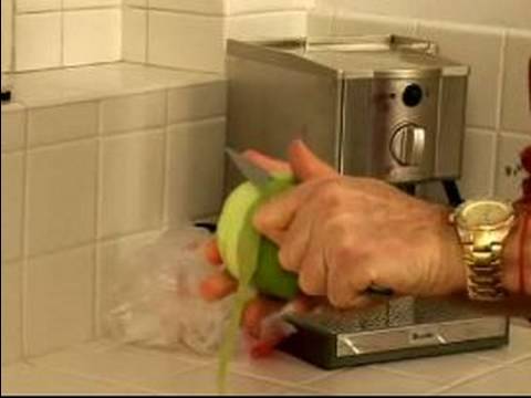 Gurme Meyve Çorbası Tarifi: Elma Meyve Çorba İçin Hazırlamak.