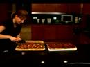 Evde Bir Kız Gece İçin Yemek: Bir Kız Gece İçin Ev Yapımı Pizza Kesme Resim 3
