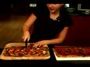 Evde Bir Kız Gece İçin Yemek: Bir Kız Gece İçin Ev Yapımı Pizza Kesme Resim 4