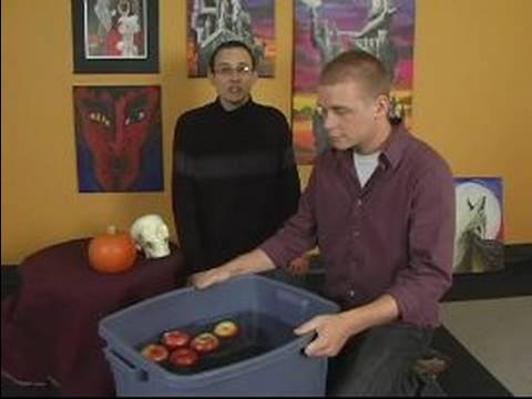 Cadılar Bayramı Elma İçin Sallanan İpuçları: Halloween Elma İçin Sallanan Zaman Uygun El Yerleştirme Resim 1