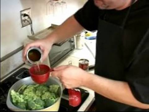 Nasıl Kremalı Brokoli Çorbası Yapmak: Brokoli Çorbası Krem İçin Suyu Ekleyin