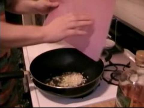 Spagetti Et Sosu Tarifi: Et Soslu Spagetti Sarımsak Ekleme Resim 1