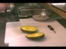 Nasıl Meksika Guacamole Yapmak: Nasıl Bir Avokado Guacamole İçin Kesmek İçin Resim 4