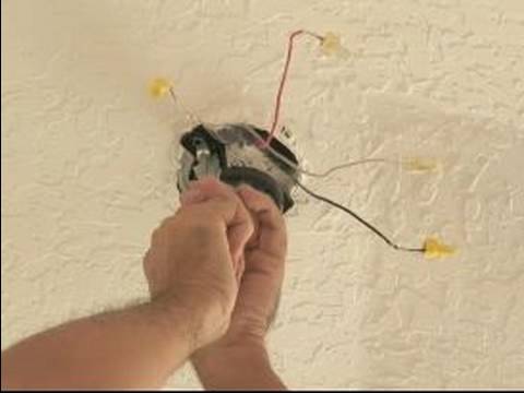 Bir Tavan Fan Yükleme : Tavan Vantilatörü Yüklemek İçin Bağlantı Ayağı 