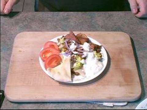 Cacık Sos İle Yunan Gyro Sandviç : Yunan Gyro Salatası Yapma 