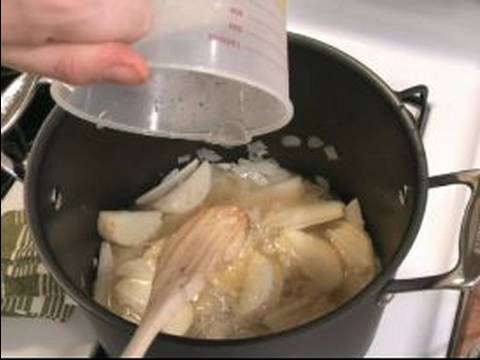 Çorbası Tarifi: Soğuk Patates & Pırasa Çorbası : Çorba İçin Patates Çorbası Kaynatın  Resim 1