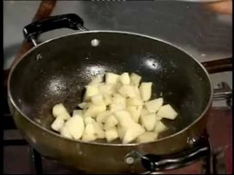 Hızlı & Kolay 5 Hint Yemek Tarifleri : Ekleme Patates Patlıcan & Patates Tarifi İçin Pişirme Yağı İçin  Resim 1